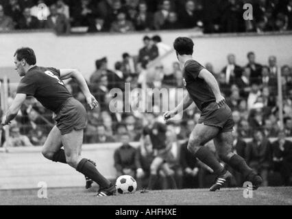 Fußball, Bundesliga, 1966/1967, Stadion an der Gruenwalder Street, FC Bayern München gegen Borussia Mönchengladbach 4:3, Szene des Spiels, verließ Franz Roth (FCB), rechts Gerd Müller (FCB) Stockfoto