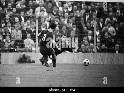 Fußball, Bundesliga, 1966/1967, Stadion an der Gruenwalder Street, FC Bayern München gegen Borussia Mönchengladbach 4:3, Szene des Spiels, 4:3 Siegestor von Gerd Mueller (Muenchen) gegen Torwart Volker Danner (MG) Stockfoto