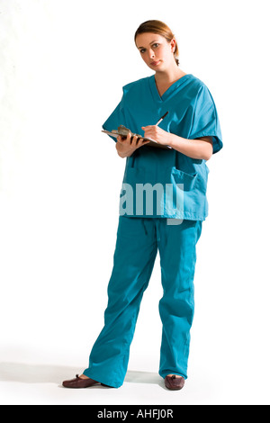 Weiblich-Krankenschwester in Scrubs Ganzkörper Patientenakte halten. Stockfoto
