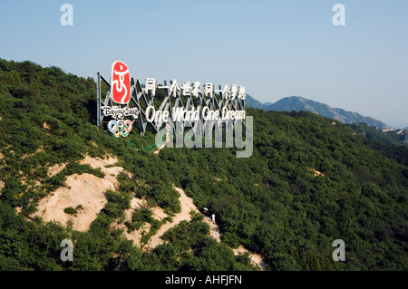 Olympische Schild an der chinesischen Mauer bei Badaling zum UNESCO-Weltkulturerbe in der Nähe von Peking Hebei Provinz, China Stockfoto