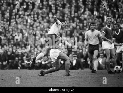 Fußball, Bundesliga, 1966/1967, FC Schalke 04 gegen Eintracht Braunschweig 0:0, Stadion Glueckaufkampfbahn in Gelsenkirchen, Szene des Spiels, v.l.n.r.: Erich Maas (Braunschweig), ein Schalke-Spieler (überdacht), Lothar Ulsass (Braunschweig), Klaus Fichtel (Sc Stockfoto