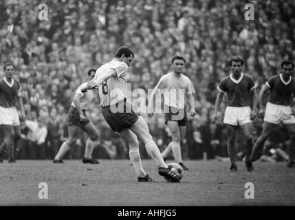 Fußball, Bundesliga, 1966/1967, FC Schalke 04 gegen Eintracht Braunschweig 0:0, Stadion Glueckaufkampfbahn in Gelsenkirchen, Szene des Spiels, v.l.n.r.: Hans Juergen Becher (Schalke), Walter Schmidt (Braunschweig, bedeckt), Lothar Ulsass (Braunschweig), G Stockfoto