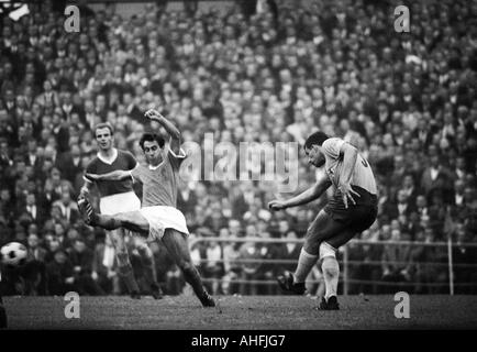 Fußball, Bundesliga, 1966/1967, FC Schalke 04 gegen Eintracht Braunschweig 0:0, Stadion Glueckaufkampfbahn in Gelsenkirchen, Szene des Spiels, Schüsse aufs Tor, v.l.n.r.: Alfred Pyka (S04), Gerhard Neuser (S04), Hans-Georg Dulz (Braunschweig) Stockfoto