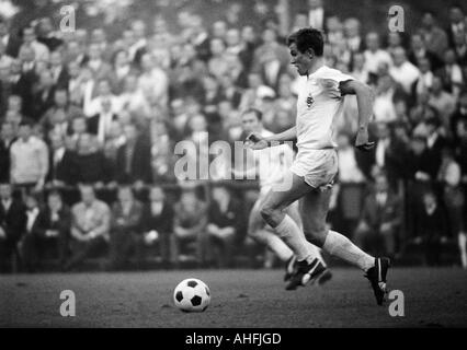 Fußball, Bundesliga, 1966/1967, Borussia Moenchengladbach vs. Karlsruher SC 3:1, Boekelberg Stadion, Szene des Spiels, Jupp Heynckes (Gladbach) in Ballbesitz Stockfoto