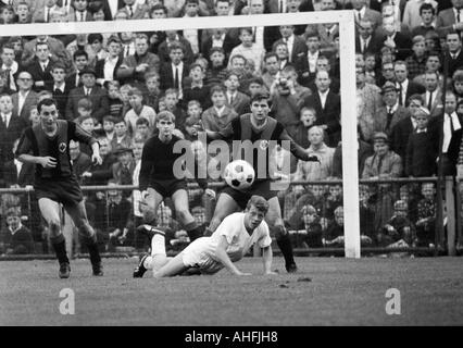 Fußball, Bundesliga, 1966/1967, Borussia Moenchengladbach gegen Eintracht Frankfurt 0:0, Boekelberg Stadion, Szene des Spiels, v.l.n.r.: Fahrudin Jusufi, Keeper Siegbert Feghelm, Peter Blusch (alle Frankfurt), Herbert Wimmer (MG) auf Grund gelaufen Stockfoto