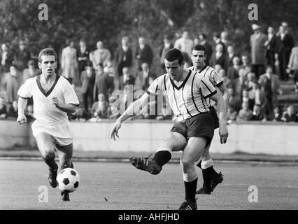 Fußball, Regionalliga West, 1966/1967, ETB Schwarz Weiss Essen gegen Alemannia Aachen 0:1, Stadion bin Uhlenkrug in Essen, Szene des Spiels, v.l.n.r.: Ulrich Braun (ETB), Josef Martinelli (Aachen), Rolf Pawellek (Aachen) Stockfoto