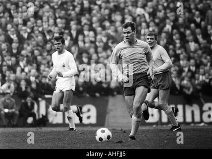 Fußball, Bundesliga, 1966/1967, Stadion an der Hafenstraße in Essen, Rot-Weiss Essen vs. Borussia Mönchengladbach 2:1, Szene des Spiels, v.l.n.r.: Jupp Heynckes (Gladbach), Heinz Dieter Hasebrink (RWE), Manfred Frankowski (RWE) Stockfoto