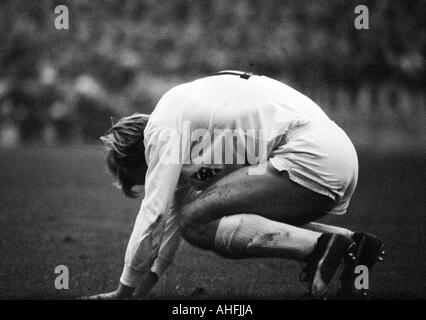 Fußball, Bundesliga, 1966/1967, Rot-Weiss Essen vs. Borussia Mönchengladbach 2:1, Stadion an der Hafenstraße in Essen verletzte Fußballspieler, Günter Netzer (MG) auf Grund gelaufen Stockfoto