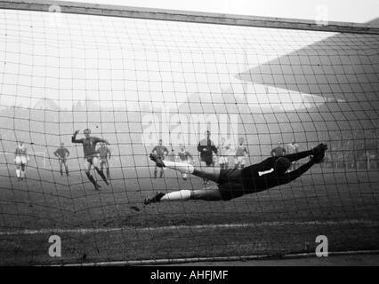 Fußball, Bundesliga, 1966/1967, Borussia Mönchengladbach vs. 1860 München 2:3, Boekelberg Stadion, Szene des Spiels, Keeper Petar Radenkovic (1860) spart einen Foulelfmeter erschossen von Günter Netzer (MG), hinter Schiedsrichter Horst Herden aus Hamburg Stockfoto