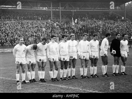 Fußball, Bundesliga, 1966/1967, Müngersdorfer Stadion in Köln, 1. FC Köln gegen Borussia Mönchengladbach 1:2, Team-Foto, Aufnahme von Mönchengladbach, v.l.n.r.: Bernd Rupp, Berti Vogts, Herbert Laumen, Heinz Wittmann, Gerhard Elfert, Guenter Ne Stockfoto