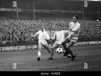 Fußball, Bundesliga, 1966/1967, Müngersdorfer Stadion in Köln, 1. FC Köln gegen Borussia Mönchengladbach 1:2, Szene des Spiels, v.l.n.r.: Bernd Rupp (Gladbach), Fritz Pott (Köln), Jürgen Rumor (Köln) Stockfoto