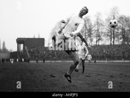 Fußball, Bundesliga, 1966/1967, Müngersdorfer Stadion in Köln, 1. FC Köln gegen Borussia Mönchengladbach 1:2, Szene des Spiels, Bernd Rupp (Gladbach) in eine Antenne Duell mit Köln-Player, hinter Wolfgang Weber (Köln) Stockfoto