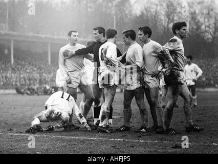 Fußball, Bundesliga, 1966/1967, Müngersdorfer Stadion in Köln, 1. FC Köln gegen Borussia Mönchengladbach 1:2, Szene des Spiels, Auszeit, v.l.n.r.: Bernd Rupp (MG, auf Grund gelaufen), Hans Sturm (Köln), Torwart Milutin Soskic (Köln), Herbert Laumen (MG Stockfoto