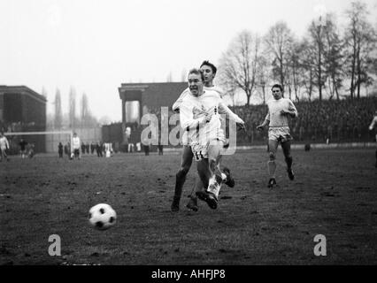 Fußball, Bundesliga, 1966/1967, Müngersdorfer Stadion in Köln, 1. FC Köln gegen Borussia Mönchengladbach 1:2, Szene des Spiels, v.l.n.r.: Bernd Rupp (MG), Heinz Flohe (Köln), Fritz Pott (Köln) Stockfoto