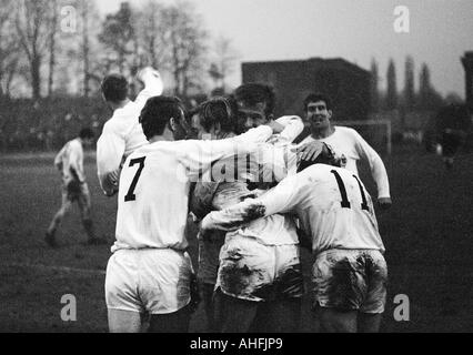 Fußball, Bundesliga, 1966/1967, Müngersdorfer Stadion in Köln, 1. FC Köln gegen Borussia Mönchengladbach 1:2, die Gladbacher Spieler Jubel bei der 1:2-Sieg Ziel, v.l.n.r.: Herbert Wimmer (7), Torschütze Guenter Netzer, Jupp Heynckes, Bernd Rupp Stockfoto