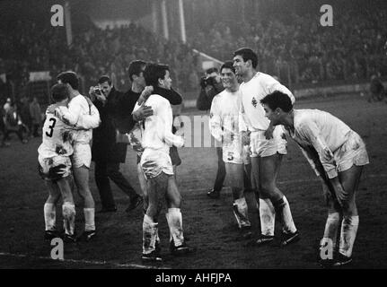 Fußball, Bundesliga, 1966/1967, Müngersdorfer Stadion in Köln, 1. FC Köln gegen Borussia Mönchengladbach 1:2, die Gladbacher Spieler Freude an den Sieg, v.l.n.r.: Berti Vogts (3), Herbert Wimmer, Keeper Volker Danner, Gerhard Elfert, Heinz Wittmann, Stockfoto