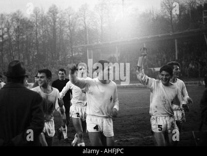 Fußball, Bundesliga, 1966/1967, Müngersdorfer Stadion in Köln, 1. FC Köln gegen Borussia Mönchengladbach 1:2, die Gladbacher Spieler Freude am gewinnen, v.l.n.r.: Herbert Laumen, Keeper Volker Danner, Heinz Lowin, Egon Milder, Heinz Wittmann, Herbert Stockfoto