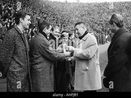 Fußball, Bundesliga, 1966/1967, Borussia Moenchengladbach gegen Eintracht Braunschweig 0:0, Boekelberg Stadion, zu Ehren eines jungen team der Gladbach-Präsident Dr. Helmut Beyer, rechts den Geschäftsführer Helmut Grashoff Stockfoto