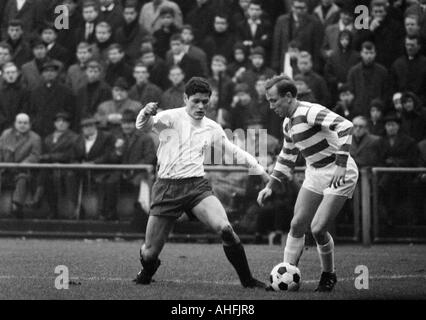 Fußball, Bundesliga, 1966/1967, Boekelberg Stadion, Borussia Moenchengladbach vs. MSV Duisburg 3:3, Szene des Spiels, Heinz Wittmann (Gladbach), links rechts Werner Kraemer (MSV) Stockfoto