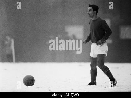 Fußball, Bundesliga, 1966/1967, Boekelberg Stadion, Borussia Moenchengladbach vs. FC Schalke 04 11:0, Ziel Fest in Mönchengladbach auf Schnee Boden, Szene des Spiels, Gerhard Neuser (Schalke) Stockfoto