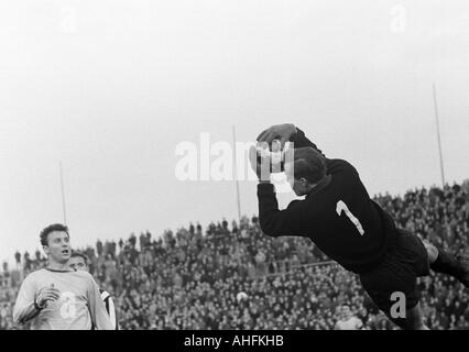 Fußball, Regionalliga West, 1966/1967, ETB Schwarz Weiss Essen vs. Sportfreunde Hamborn 07 2:0, Stadion bin Uhlenkrug in Essen, Szene des Spiels, Speichern von Keeper Werner Scholz (07), verließ Hermann Koopmann (07), fallen hinter Manfred Kaufmann (ETB) Stockfoto