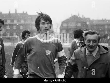 Fußball, Bundesliga, 1971/1972, VfL Bochum gegen Rot-Weiss Oberhausen 2:0, Stadion an der Castroper Straße in Bochum, Fußballspieler, Hans Walitza (Bochum) verlässt das Spielfeld im Schneetreiben Stockfoto