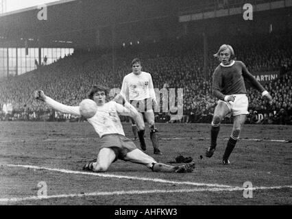 Fußball, Bundesliga, 1971/1972, FC Schalke 04 vs. Hamburger SV 3:0, Glueckaufkampfbahn-Stadion in Gelsenkirchen, Szene des Spiels, v.l.n.r.: Peter Nogly (HSV), Helmut Sandmann (HSV), Klaus Scheer (S04) Stockfoto