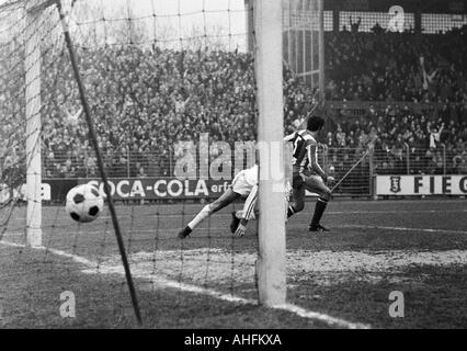 Fußball, Bundesliga, 1971/1972, VfL Bochum gegen 1. FC Kaiserslautern 4:2, Stadion an der Castroper Straße in Bochum, Szene des Spiels, 1:0 Tor nach Bochum von Hans Werner Hartl überdacht (), richtige Fritz Fuchs (FCK, 5) Stockfoto