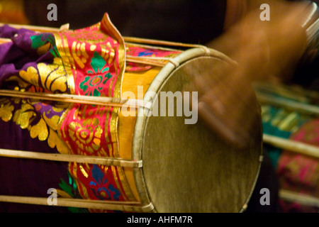 Hand schlagen Gamelan Trommel während Tanzpalast Leistung Ubud Bali Indonesien Stockfoto
