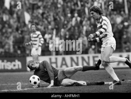 Fußball, Bundesliga, 1971/1972, Wedau Stadion Duisburg, MSV Duisburg gegen Rot-Weiss Oberhausen 0:0, Szene des Spiels, Duell zwischen Jupp Tenhagen (RWO) auf Grund gelaufen und Bernd Lehmann (MSV) Stockfoto