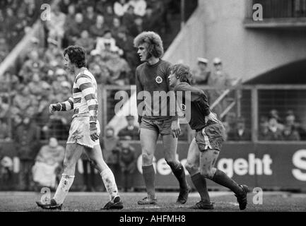 Fußball, Bundesliga, 1971/1972, Wedau Stadion Duisburg, MSV Duisburg gegen Rot-Weiss Oberhausen 0:0, Szene des Spiels, v.l.n.r.: Klaus Wunder (MSV), Uwe Kliemann (RWO), Hans Schumacher (RWO) Stockfoto