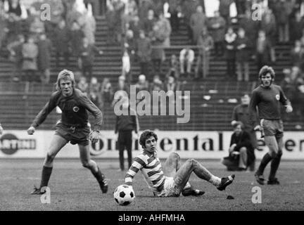 Fußball, Bundesliga, 1971/1972, Wedau Stadion Duisburg, MSV Duisburg gegen Rot-Weiss Oberhausen 0:0, Szene des Spiels, v.l.n.r.: Jupp Tenhagen (RWO), Detlef Pirsig (MSV), Willi Mumme (RWO) Stockfoto