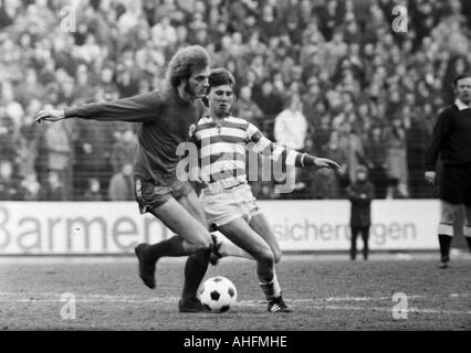 Fußball, Bundesliga, 1971/1972, Wedau Stadion Duisburg, MSV Duisburg gegen Rot-Weiss Oberhausen 0:0, Szene des Spiels, Duell zwischen Uwe Kliemann (RWO) links und Ronald Worm (MSV) Stockfoto