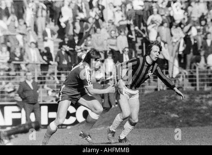 Fußball, Bundesliga, 1971/1972, VfL Bochum vs. Hannover 96 2:2, Stadion an der Castroper Straße in Bochum, Szene der Partie, Hans Walitza (Bochum) links und Peter Anders (96) Stockfoto