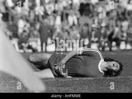 Fußball, Bundesliga, 1971/1972, Stadion an der Castroper Straße in Bochum, VfL Bochum vs. Hannover 96 2:2, verletzte Fußballspieler, Harry Fechner (Bochum) liegt auf Grund gelaufen und hat Schmerzen Stockfoto