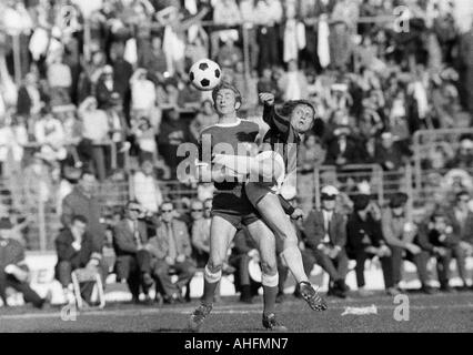 Fußball, Bundesliga, 1971/1972, VfL Bochum vs. Hannover 96 2:2, Stadion an der Castroper Straße in Bochum, Szene des Spiels, Duell zwischen Manfred Ruesing (Bochum) links und Ferdinand Keller (96) Stockfoto