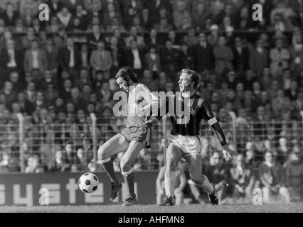 Fußball, Bundesliga, 1971/1972, VfL Bochum vs. Hannover 96 2:2, Stadion an der Castroper Straße in Bochum, Szene des Spiels, Duell zwischen Reinhold Wosab (Bochum) links und Hans Siemensmeyer (96) Stockfoto