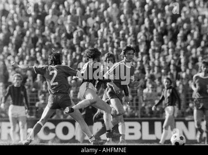 Fußball, Bundesliga, 1971/1972, VfL Bochum vs. Hannover 96 2:2, Stadion an der Castroper Straße in Bochum, Szene des Spiels, v.l.n.r.: Reinhold Wosab (Bochum), Ferdinand Keller (96), Hans Joachim Weller (96), Hans Walitza (Bochum) Stockfoto