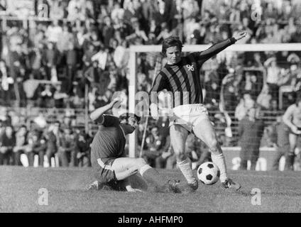 Fußball, Bundesliga, 1971/1972, VfL Bochum vs. Hannover 96 2:2, Stadion an der Castroper Straße in Bochum, Szene des Spiels, Duell zwischen Hans Walitza (Bochum) links und Peter Anders (96) Stockfoto