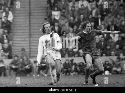 Fußball, DFB-Pokal, Viertelfinale, Hinspiel, 1971/1972, Borussia Mönchengladbach gegen FC Schalke 04 2:2, Boekelberg Stadion in Mönchengladbach, Szene des Spiels, ließ Günter Netzer (MG), Helmut Kremers (S04) rechts Stockfoto