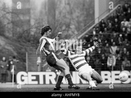 Fußball, Bundesliga, 1971/1972, Wedau Stadion Duisburg, MSV Duisburg gegen FC Bayern München 3:0, Szene des Spiels, Duell zwischen Wilhelm Hoffmann (FCB) links und Bernard Dietz (MSV) Stockfoto