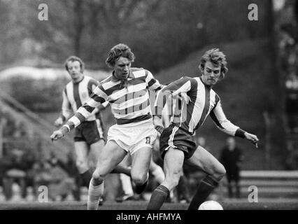 Fußball, Bundesliga, 1971/1972, Wedau Stadion Duisburg, MSV Duisburg gegen FC Bayern München 3:0, Szene des Spiels, Duell zwischen Bernd Lehmann (MSV) links und Rainer Zobel (FCB), links hinter Johnny Hansen (FCB) Stockfoto