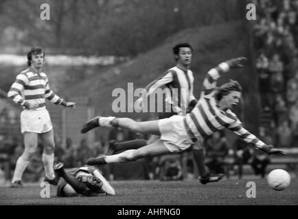 Fußball, Bundesliga, 1971/1972, Wedau Stadion Duisburg, MSV Duisburg gegen FC Bayern München 3:0, Szene des Spiels, v.l.n.r.: Klaus Wunder (MSV), Herwart Koppenhoefer (FCB), Johannes Riedl (MSV) Stockfoto