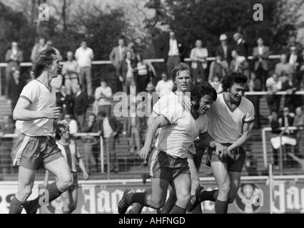 Fußball, Bundesliga, 1971/1972, Niederrhein-Stadion in Oberhausen, Rot-Weiss Oberhausen gegen Hertha BSC Berlin 5:2, Fußballspieler, die Freude am 1:1 Equalizer Ziel Oberhausen, v.l.n.r.: Ditmar Jakobs (RWO), Hans Schumacher (RWO), Torschütze Fre Stockfoto