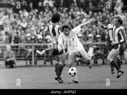 Fußball, Bundesliga, 1971/1972, Stadion Radrennbahn in der Nähe das Müngersdorfer Stadion in Köln, 1. FC Köln gegen FC Bayern München 1:4, Szene des Spiels, v.l.n.r.: Gerd Müller (FCB), Heinz Flohe (Köln), Ulrich Hoeneß (FCB) Stockfoto