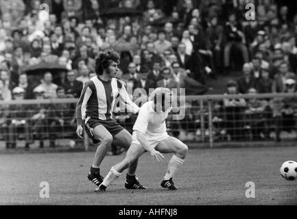 Fußball, Bundesliga, 1971/1972, Stadion Radrennbahn in der Nähe das Müngersdorfer Stadion in Köln, 1. FC Köln gegen FC Bayern München 1:4, Szene des Spiels, Duell zwischen Paul Breitner (FCB) links und Bernd Rupp (Köln) Stockfoto