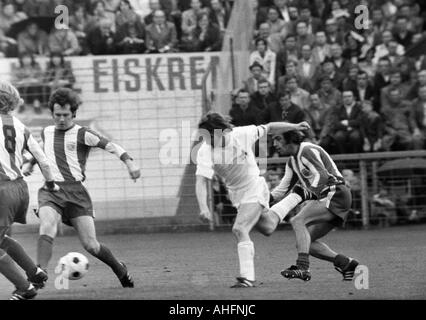 Fußball, Bundesliga, 1971/1972, Stadion Radrennbahn in der Nähe das Müngersdorfer Stadion in Köln, 1. FC Köln gegen FC Bayern München 1:4, Szene des Spiels, v.l.n.r.: Franz Beckenbauer (FCB), Hennes Loehr (Köln), Franz Krauthausen (FCB) Stockfoto