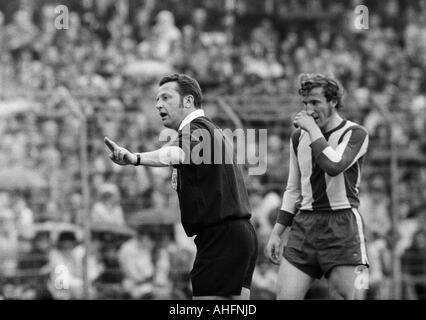 Fußball, Bundesliga, 1971/1972, Stadion Radrennbahn in der Nähe das Müngersdorfer Stadion in Köln, 1. FC Köln gegen FC Bayern München 1:4, Szene des Spiels, Schiedsrichter Gerhard Schulenburg aus Hamburg und Georg Schwarzenbeck (FCB) Stockfoto