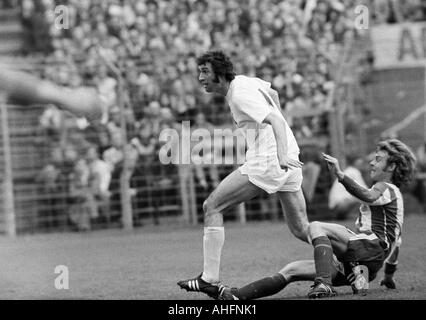 Fußball, Bundesliga, 1971/1972, Stadion Radrennbahn in der Nähe das Müngersdorfer Stadion in Köln, 1. FC Köln gegen FC Bayern München 1:4, Szene des Spiels, Duell zwischen Bernhard Cullmann (Köln) links und Rainer Zobel (FCB) Stockfoto