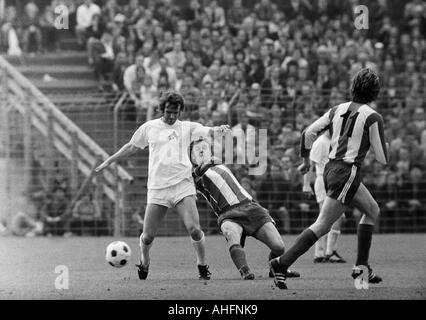 Fußball, Bundesliga, 1971/1972, Stadion Radrennbahn in der Nähe das Müngersdorfer Stadion in Köln, 1. FC Köln gegen FC Bayern München 1:4, Szene des Spiels, Duell zwischen Wolfgang Overath (Köln) links und Rainer Zobel (FCB) Stockfoto